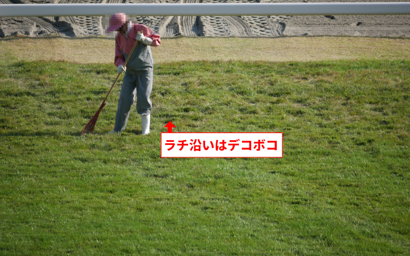 傷んだ芝コースの写真